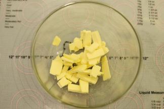 黄油无需软化，直接冷藏取出切成小块，放入打蛋盆内。