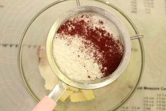 红曲粉和低筋面粉混合过筛入黄油内。