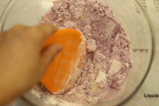 用刮刀刮拌的方法拌均。