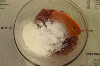 筛入糖粉和盐，拌匀。