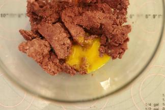 一次性加入蛋黄。