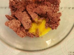 一次性加入蛋黄。