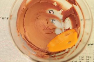 如同一样的刮拌手法将蛋液混合到完全溶解到面糊内。