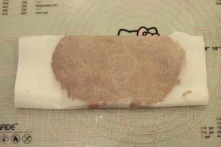 准备一张油纸，放入面糊，压成薄片，放入冰箱冷冻15分钟。