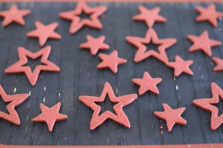 再用小的五角星如同切好几个空心的五角星。（如果面团变软可以重复地放入冰箱冷冻）