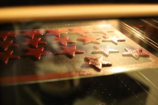 卡士750烤箱设置上下火烘烤功能，温度150度，时间16分钟。