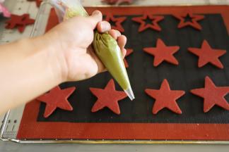 白巧克力隔50度内的热水融化，加入抹茶粉、黄油一起混合均匀，装入裱花袋内。