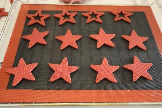 出炉的饼干放至凉透，一块实心和一块空心的饼干配对。