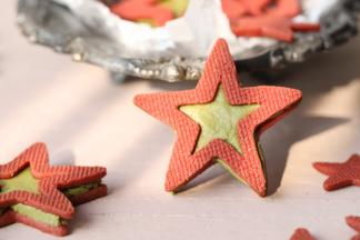 将空心的五角星轻轻地压在上面，记得要轻哦！特别的酥脆。