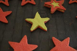 挤在实心五角星饼干上面，抹平。