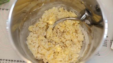 后油法将所有的材料放入厨师机桶内，盐和糖、酵母分开放。