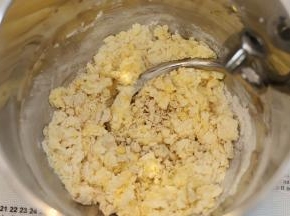 后油法将所有的材料放入厨师机桶内，盐和糖、酵母分开放。