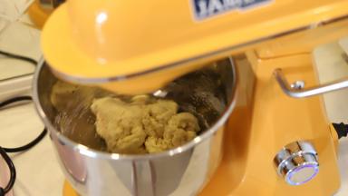 启动厨师机，先2档揉成团，转5档。