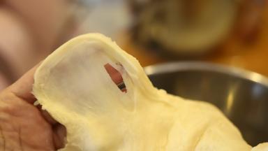 检测面团，面筋7成，可以拉开薄膜，但洞口有明显的锯齿状。