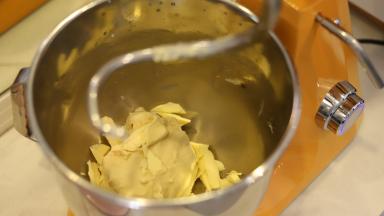 加入黄油，继续揉面，注意多观察，避免揉过。