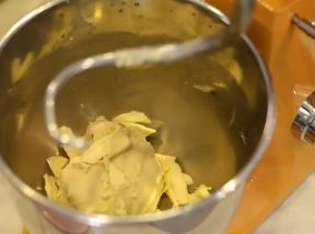 加入黄油，继续揉面，注意多观察，避免揉过。