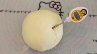 揉好的面团温度最好控制在24-26度左右。