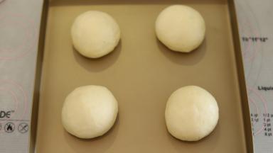 再次排气后整成圆形，放入烤盘。