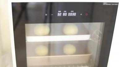 发酵箱设置温度32度，湿度80度，发酵至1.5倍大。