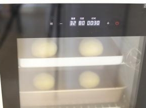 发酵箱设置温度32度，湿度80度，发酵至1.5倍大。