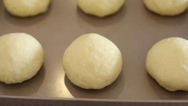 预热烤箱170度，取出面包胚，轻按表面，按痕缓慢回弹即是发酵好了。