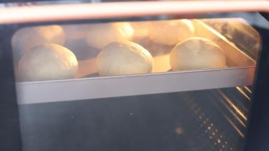 放入预热好的烤箱内170度，上下火中层，烘烤时间20分钟左右，记得观察上色情况，上色了盖上锡纸。