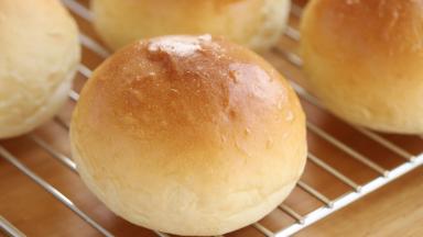 出炉马上移至晾架上，放凉后装袋保存。