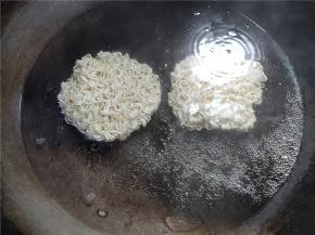 先烧开水，加一汤匙油，一点点盐，关火，放入面块，盖上焖三分钟。