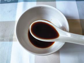 取一个小碗调豉汁，1汤匙生抽，1汤匙蒸鱼豉油，1汤匙蚝油，半汤匙老抽，2汤匙开水，拌匀。因为这些都是咸的，所以不加盐。
