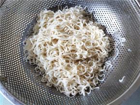 到时间，开盖将面条扒散，捞起，迅速用自来水冲凉，晾干。可以倒1汤匙油拌匀，防止面条粘连。