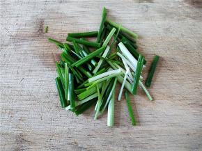 小葱洗干净，切段，如果有豆芽加点豆芽更好吃。