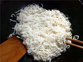 不粘锅倒入和平常炒菜差不多的油量，倒入面条，用筷子将面条扒散，尽量让每根面条都粘到油，然后煎一会。这个时候不要用锅铲翻，容易将面条铲碎，锅铲这时做为辅助工具。