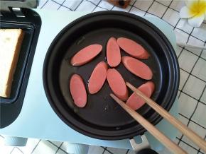 先将火腿肠煎一下，这样吃起来香一点。两面微微焦就可以了。