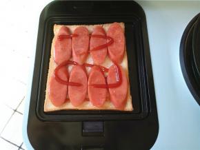 码上火腿肠，挤上番茄酱。