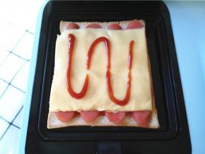 铺一片芝士片，挤番茄酱。