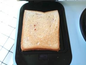 盖上三明治机的盖子，定时三分钟。打开看烤到自己中意的程度就可以了，如果不够可以增加一点点时间，然后开吃啦。