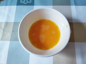 鸡蛋磕碗里，打撒搅匀。