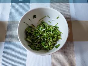 小葱洗干净，切碎。