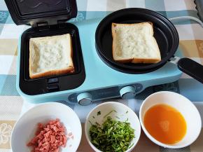 吐司放平底锅或早餐机，小火先煎一分钟。