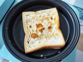 蛋液凝固后，可以将吐司翻个面，煎一下鸡蛋那面。喜欢吃鸡蛋嫩的，就不用翻面。