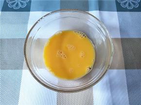 鸡蛋打散搅匀。