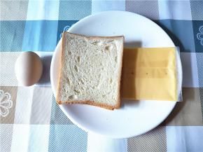 材料很简单，就这三样。当然你也可以中间抹果酱花生酱黄油什么的，或者夹火腿片。