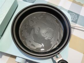 不粘煎锅刷一层油。小火。