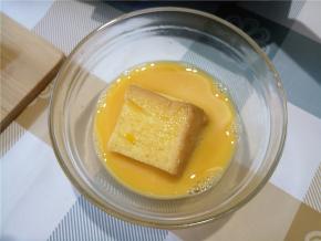 先将吐司块在蛋液中滚一圈，均匀粘上蛋液。