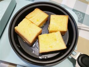 然后放入煎锅中开始煎。