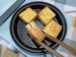 用筷子将吐司块竖起来，将边缘也煎一下，最后就OK了。