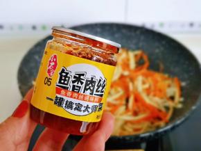 再加入鱼香肉丝调味料。