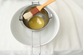 黄油隔热水，融化成液体。切成小块的话比较好融化。