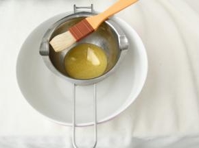 黄油隔热水，融化成液体。切成小块的话比较好融化。