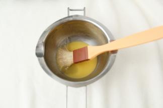 然后放入一勺蜂蜜，这个没有量的规定，小勺子一勺即可，然后用毛刷搅匀。